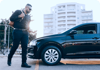 homem caminhando até um carro