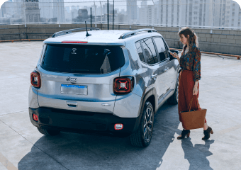 mulher abrindo um carro em um estacionamento