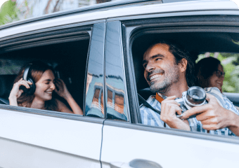 amigos viajando felizes